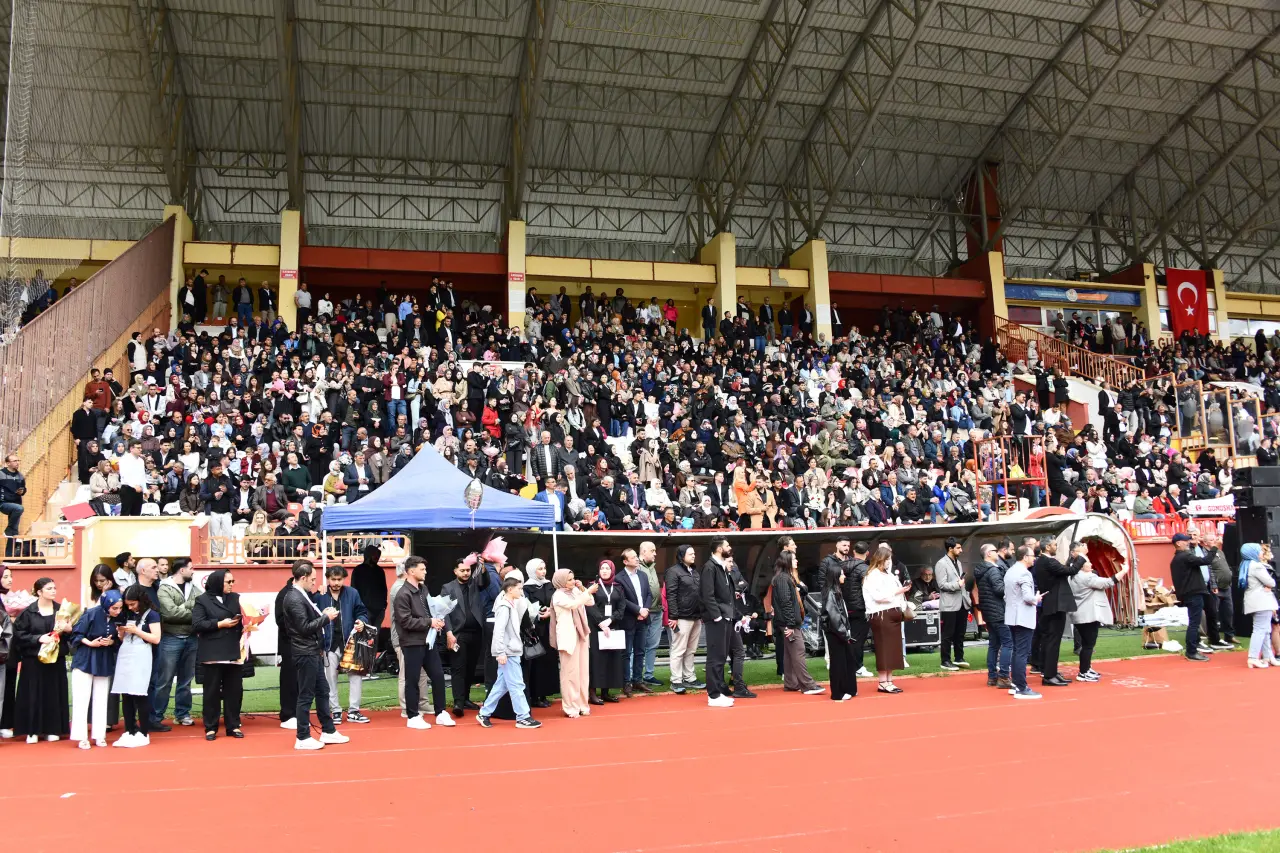 Gümüşhane'de Mezuniyet Coşkusu: Stadyum Tıklım Tıklım Doldu 49
