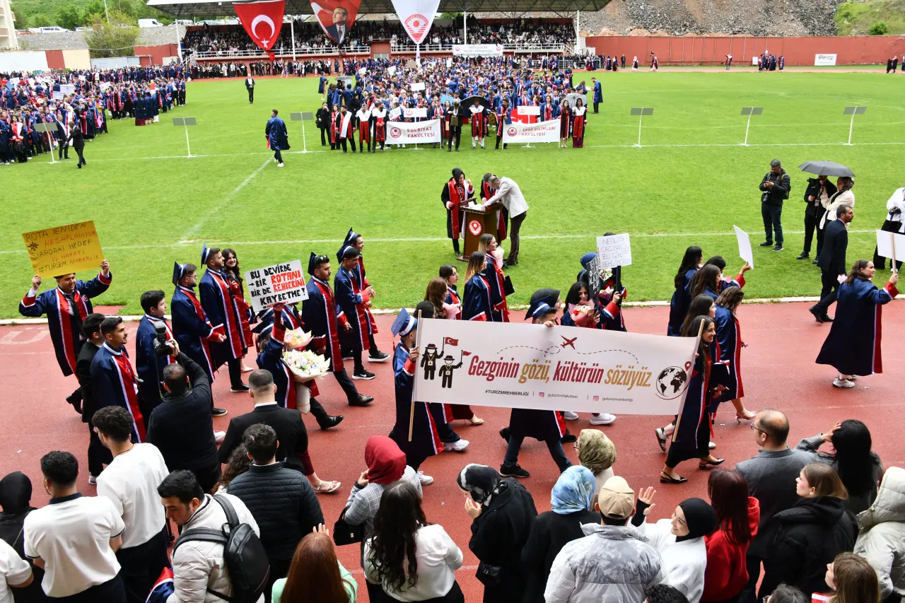 Gümüşhane'de Mezuniyet Coşkusu: Stadyum Tıklım Tıklım Doldu 43
