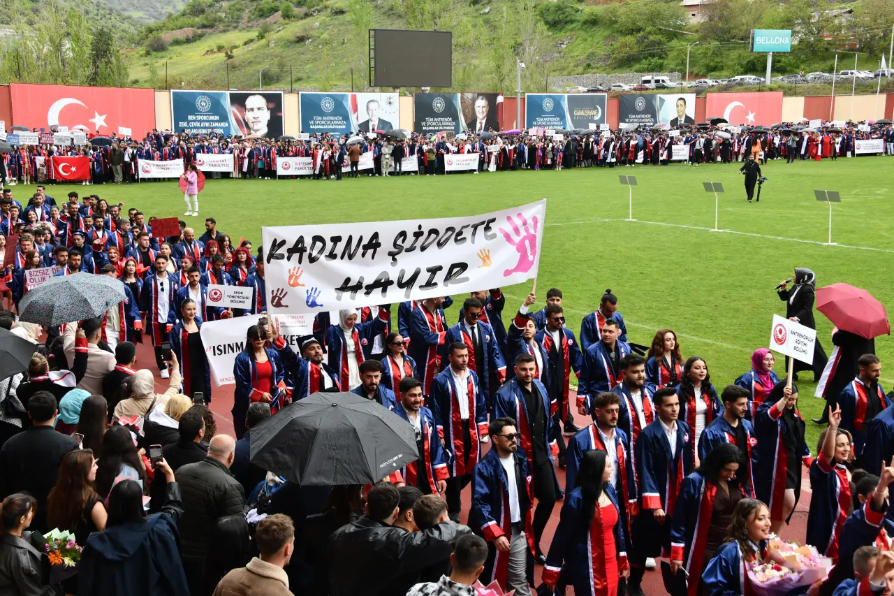 Gümüşhane'de Mezuniyet Coşkusu: Stadyum Tıklım Tıklım Doldu 14