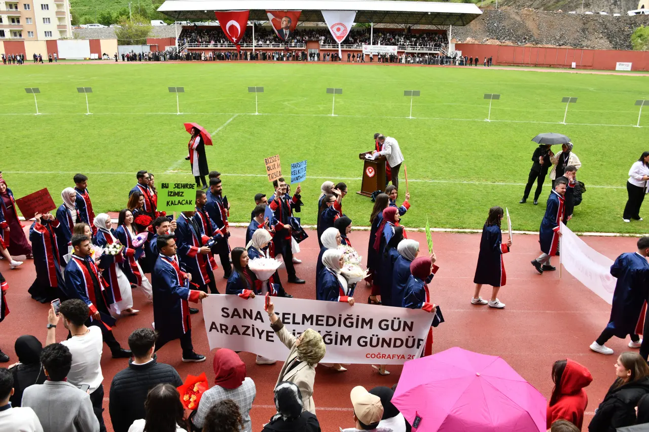 Gümüşhane'de Mezuniyet Coşkusu: Stadyum Tıklım Tıklım Doldu 20