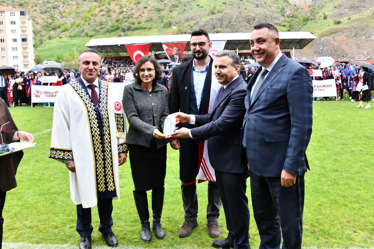 Gümüşhane'de Mezuniyet Coşkusu: Stadyum Tıklım Tıklım Doldu 75