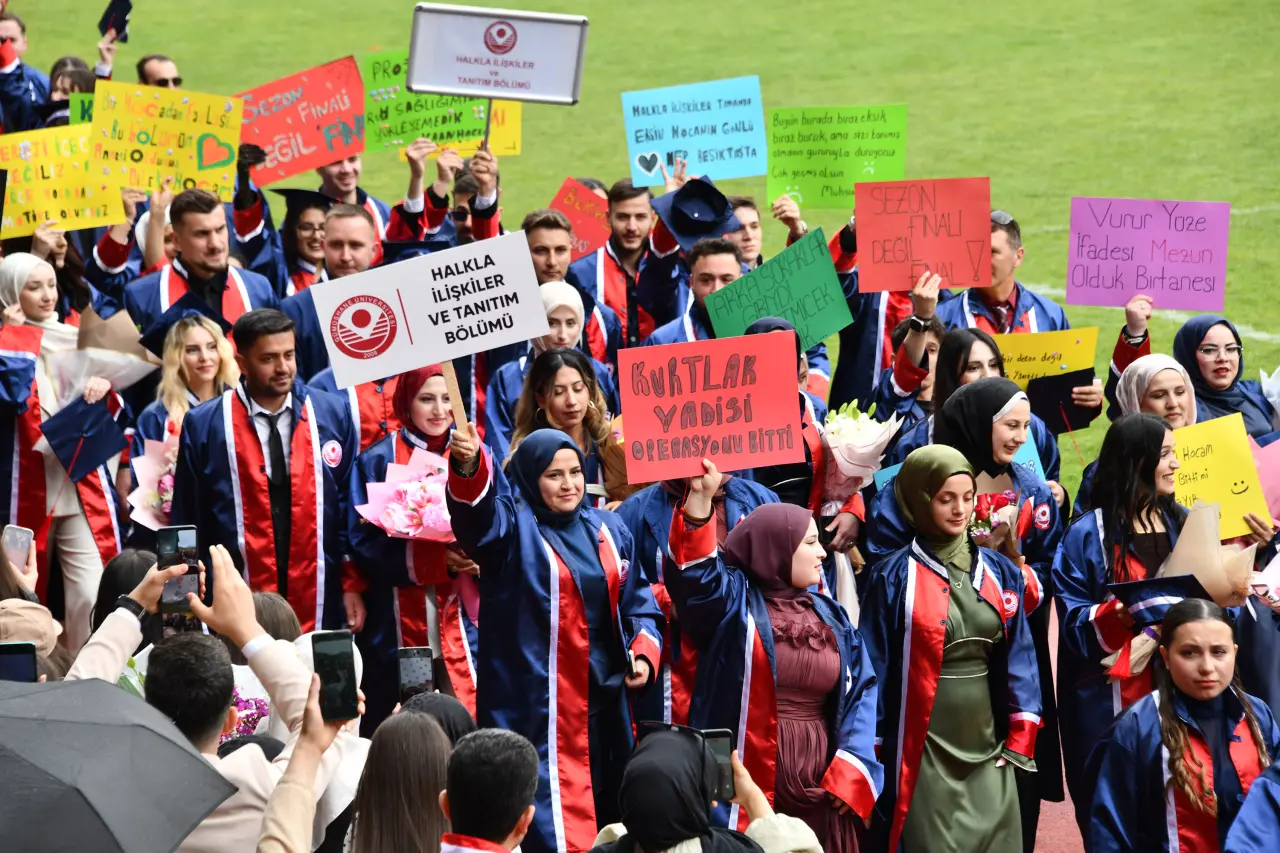 Gümüşhane'de Mezuniyet Coşkusu: Stadyum Tıklım Tıklım Doldu 33
