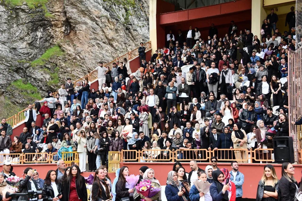 Gümüşhane'de Mezuniyet Coşkusu: Stadyum Tıklım Tıklım Doldu 48