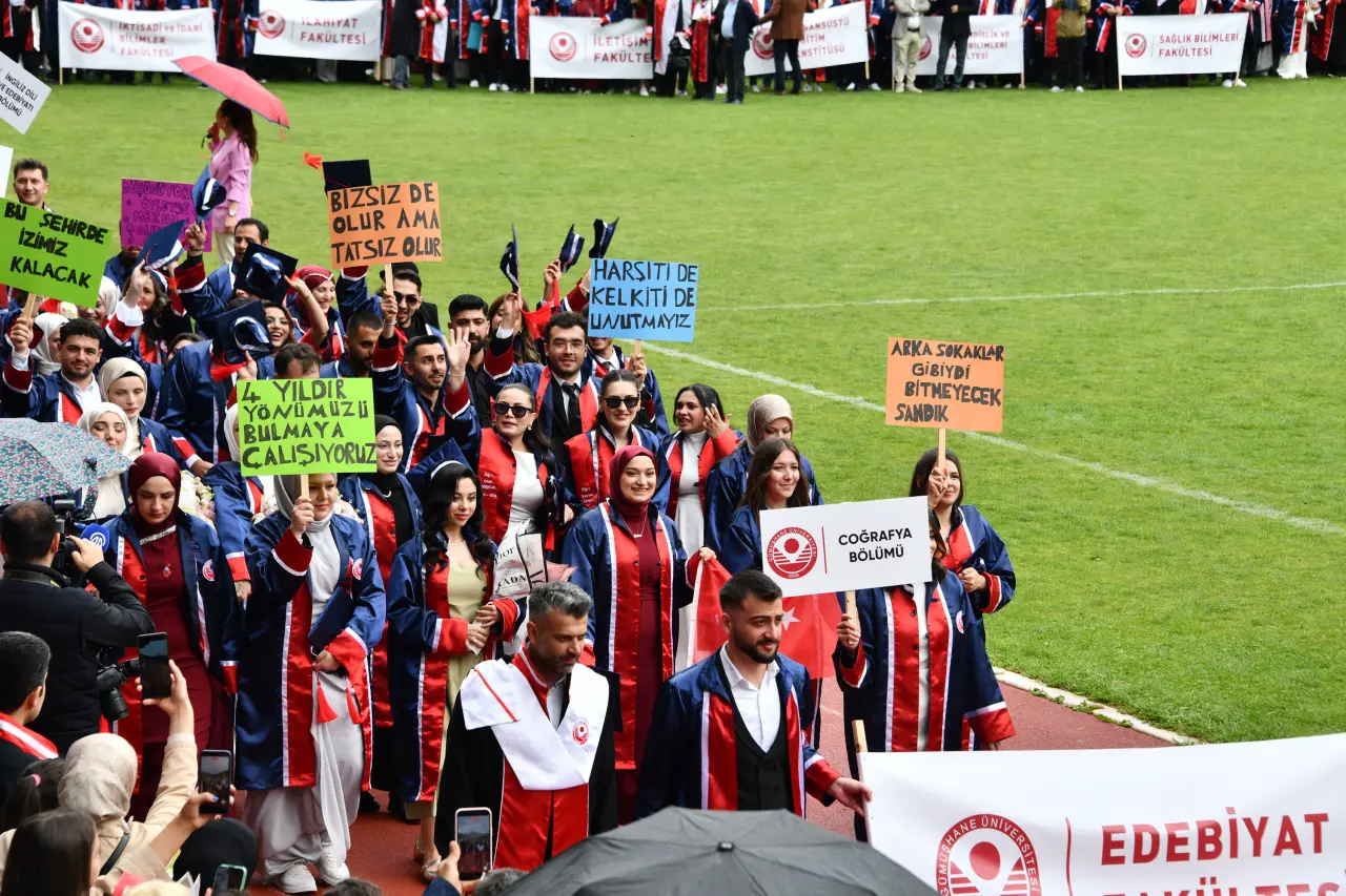 Gümüşhane'de Mezuniyet Coşkusu: Stadyum Tıklım Tıklım Doldu 18