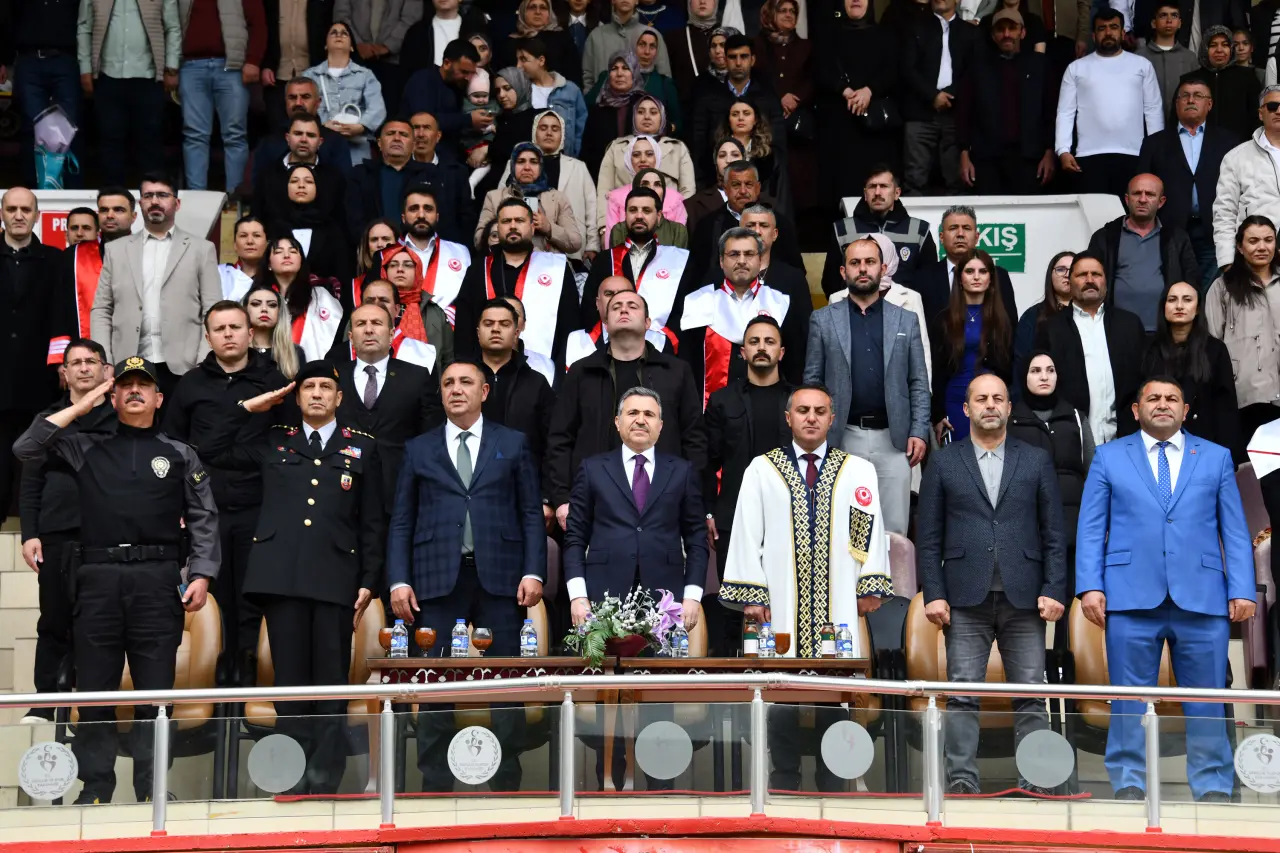Gümüşhane'de Mezuniyet Coşkusu: Stadyum Tıklım Tıklım Doldu 7