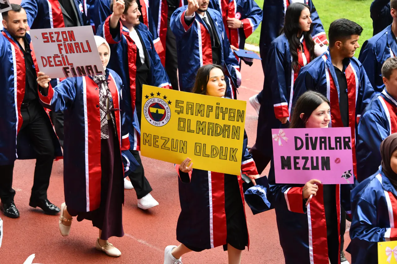 Gümüşhane'de Mezuniyet Coşkusu: Stadyum Tıklım Tıklım Doldu 16