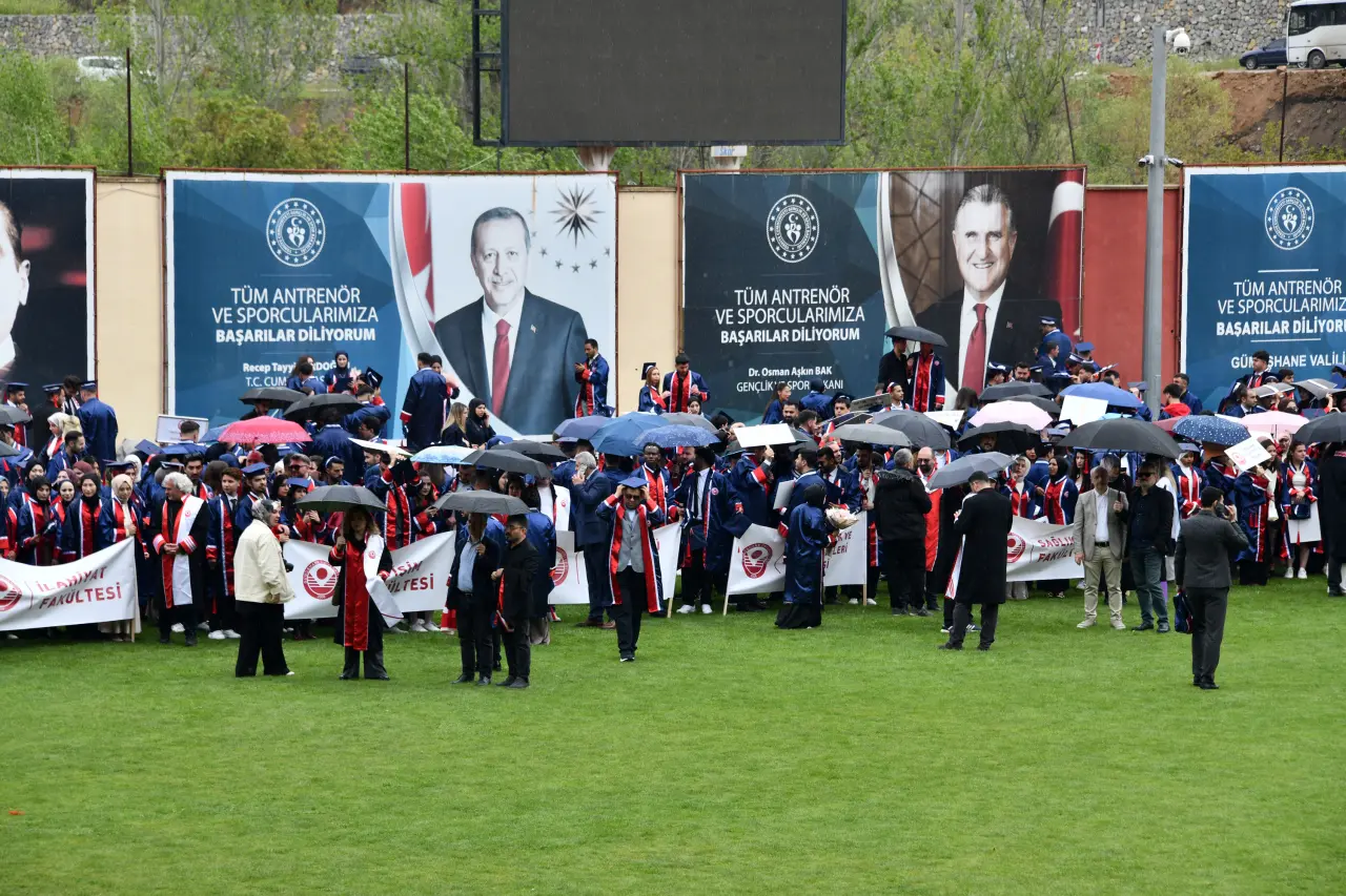 Gümüşhane'de Mezuniyet Coşkusu: Stadyum Tıklım Tıklım Doldu 9