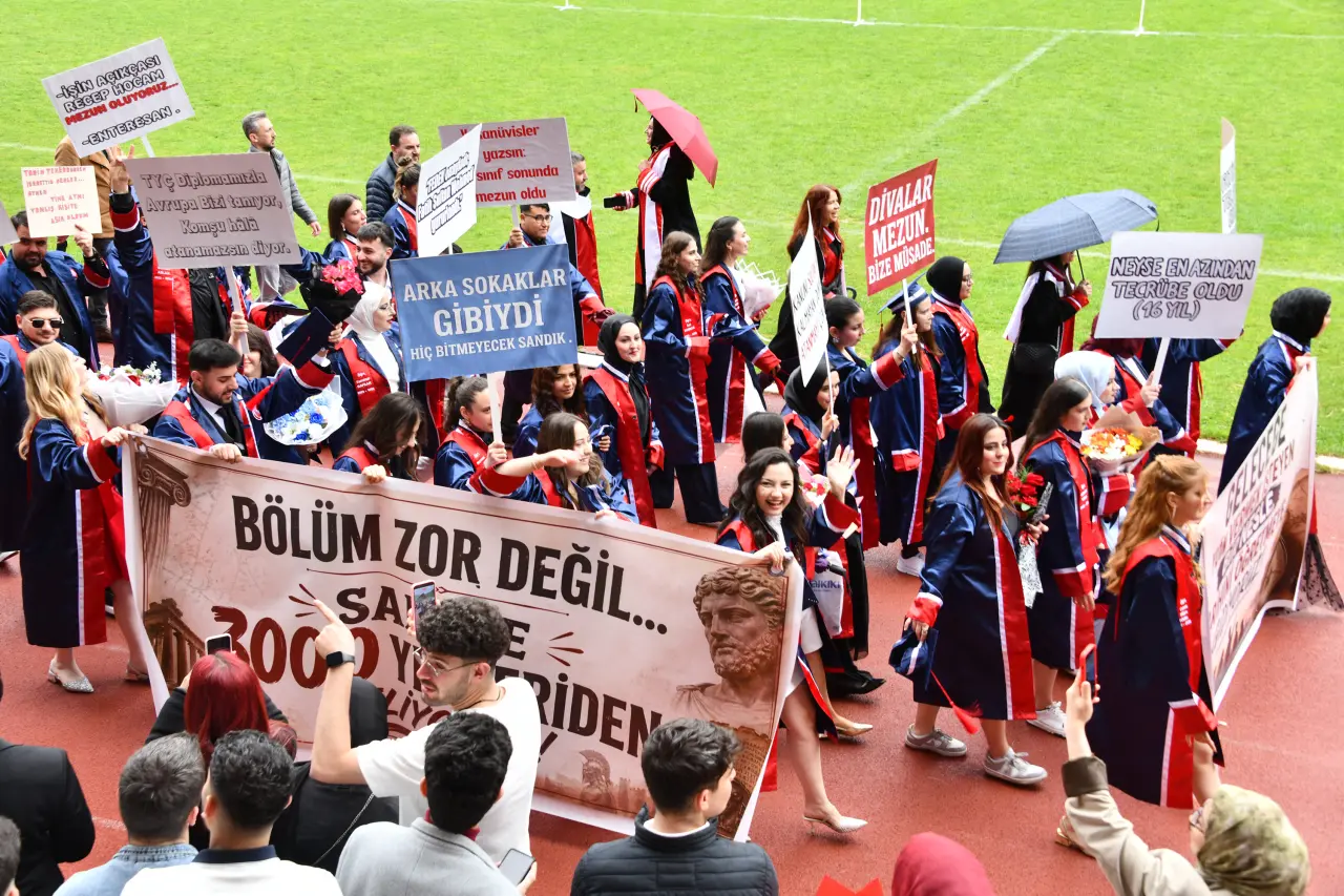 Gümüşhane'de Mezuniyet Coşkusu: Stadyum Tıklım Tıklım Doldu 26