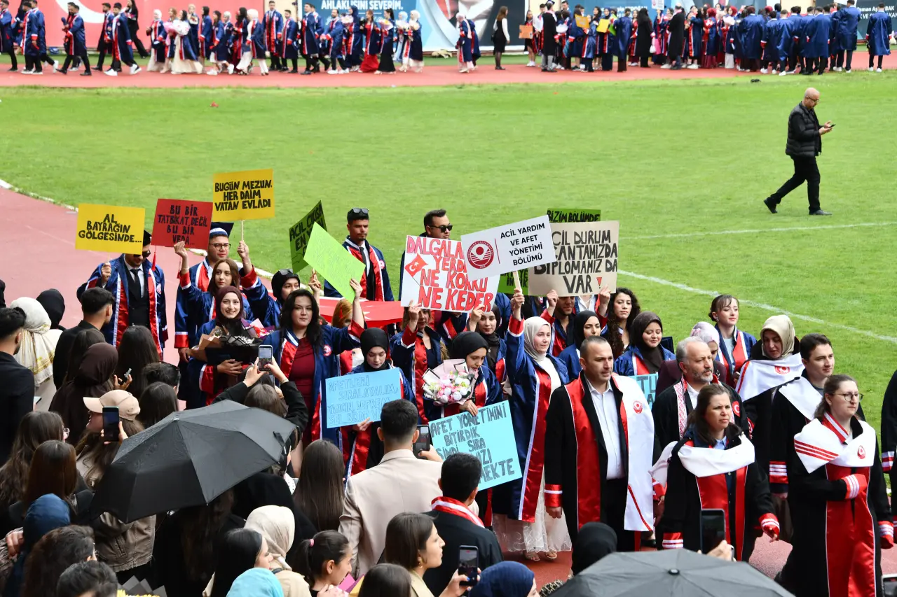 Gümüşhane'de Mezuniyet Coşkusu: Stadyum Tıklım Tıklım Doldu 39