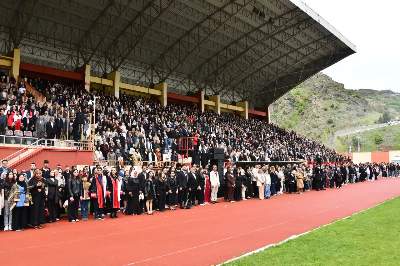 Gümüşhane'de Mezuniyet Coşkusu: Stadyum Tıklım Tıklım Doldu 61