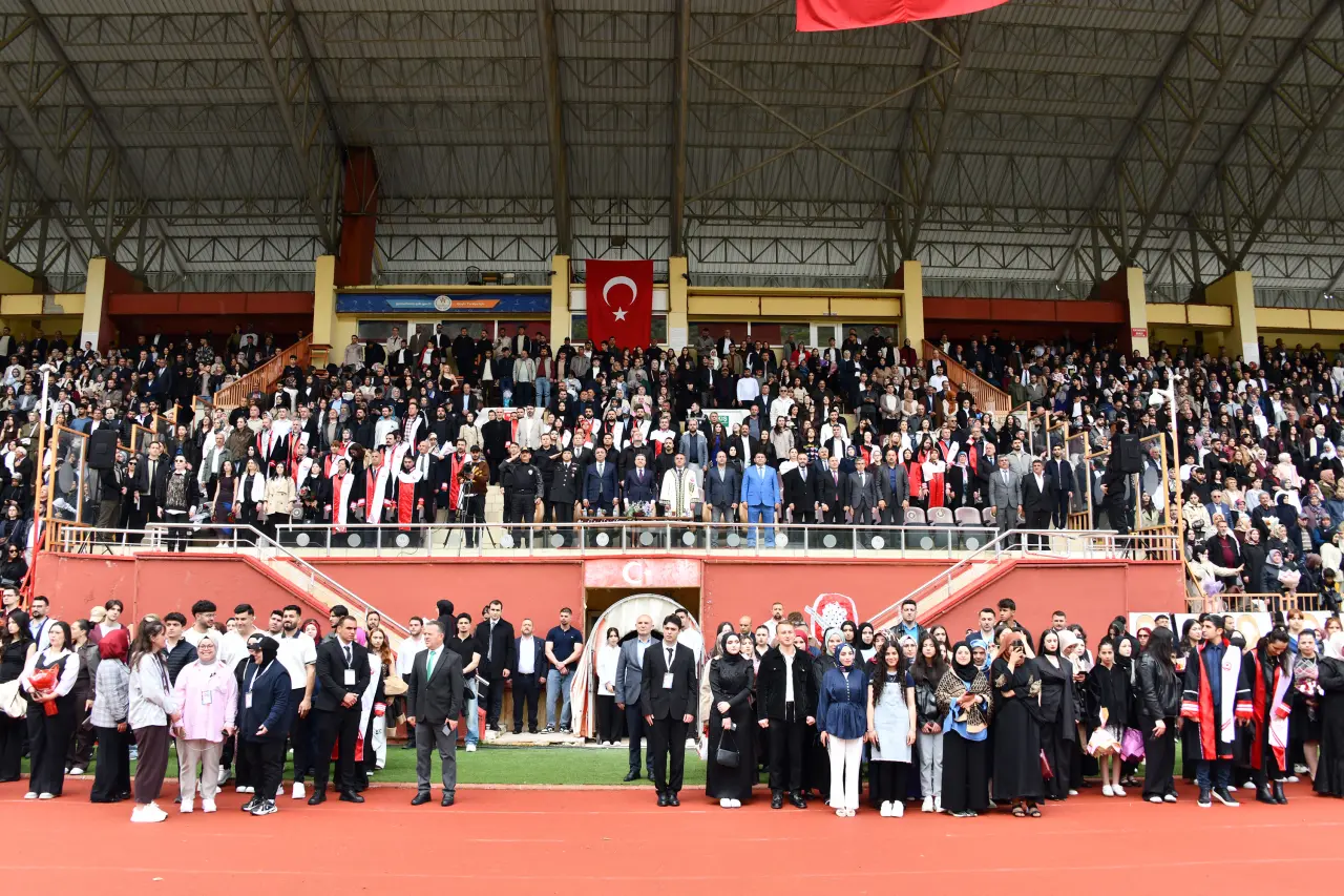 Gümüşhane'de Mezuniyet Coşkusu: Stadyum Tıklım Tıklım Doldu 5