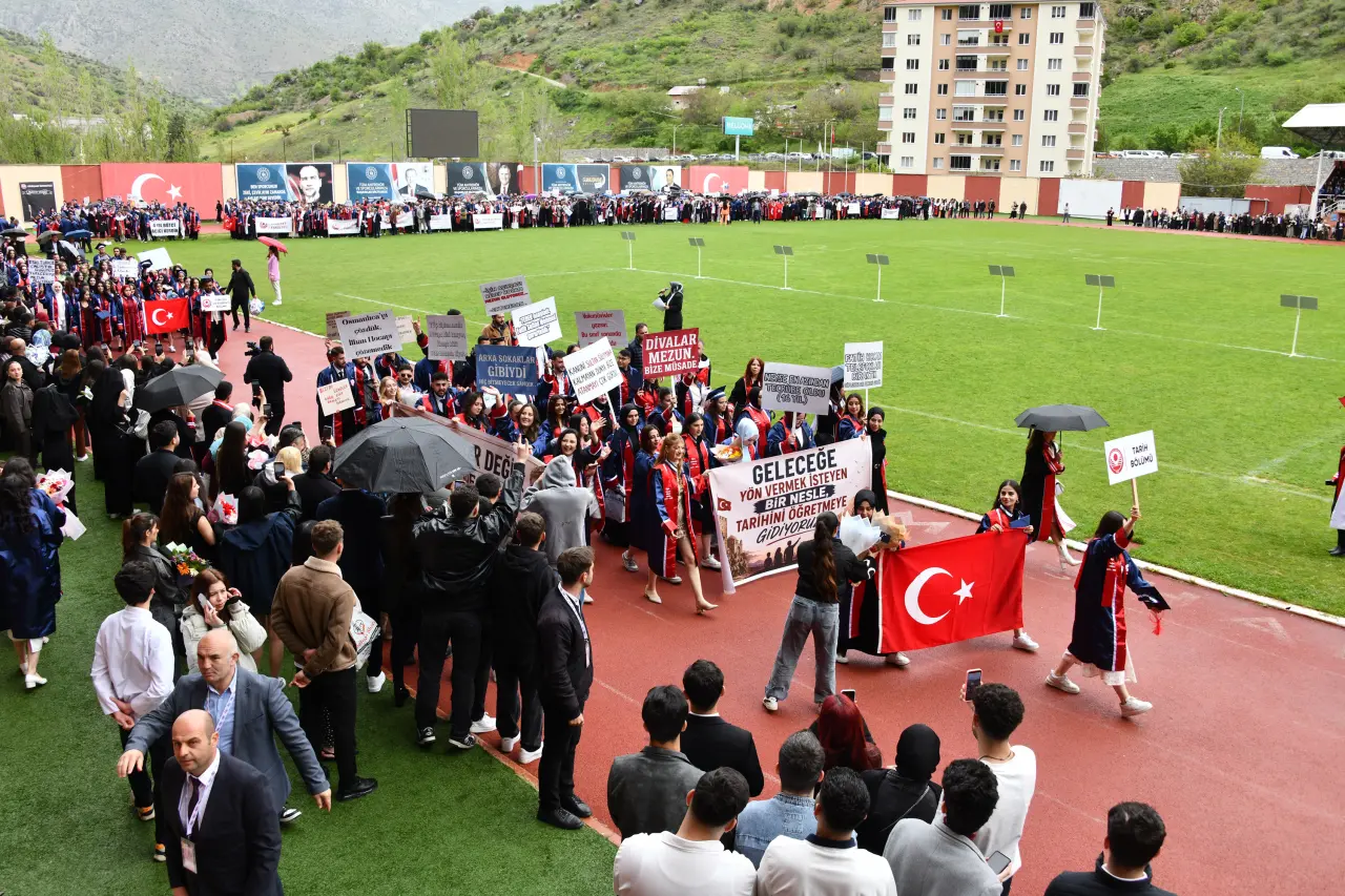 Gümüşhane'de Mezuniyet Coşkusu: Stadyum Tıklım Tıklım Doldu 25