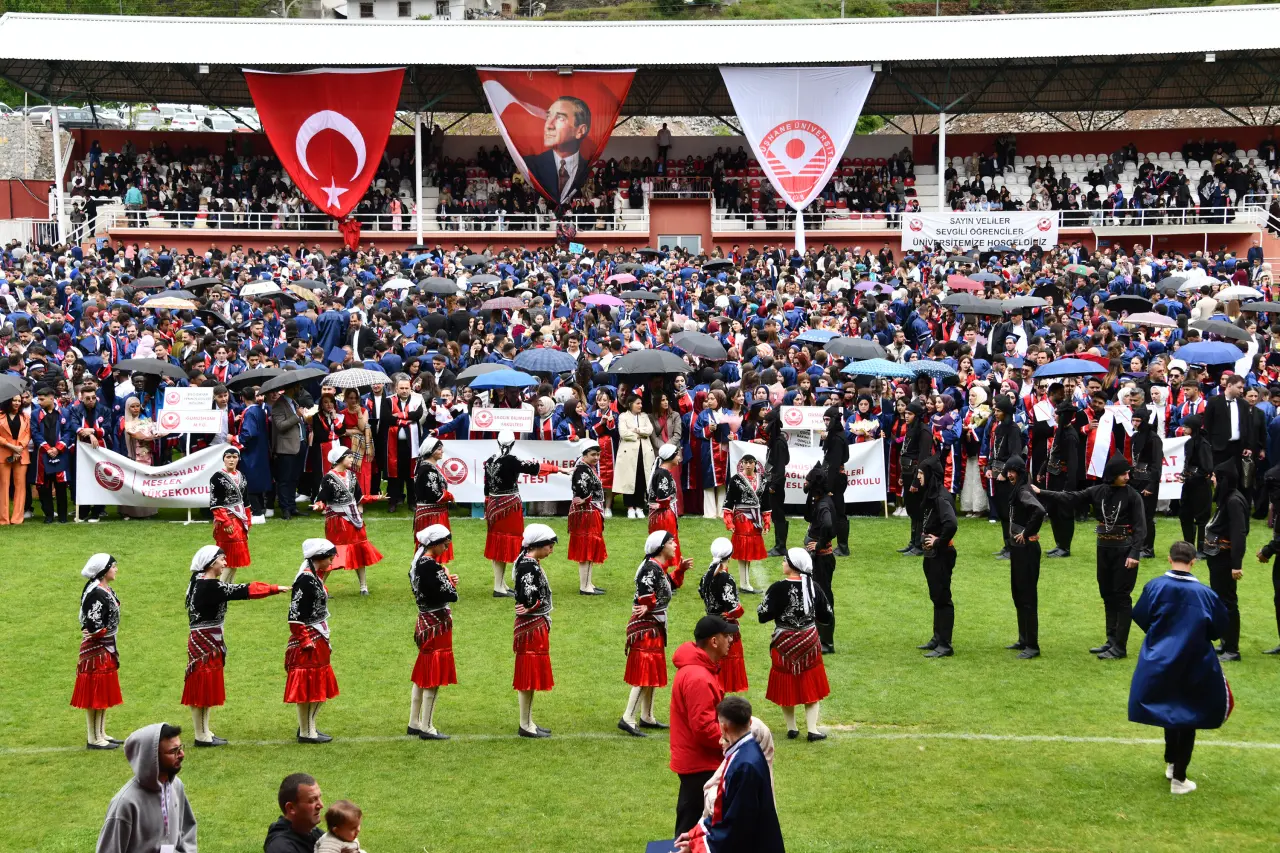 Gümüşhane'de Mezuniyet Coşkusu: Stadyum Tıklım Tıklım Doldu 77