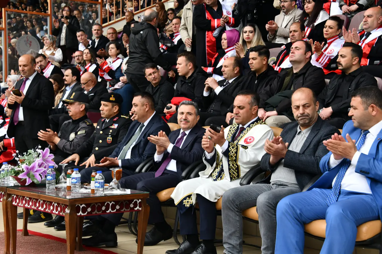 Gümüşhane'de Mezuniyet Coşkusu: Stadyum Tıklım Tıklım Doldu 1