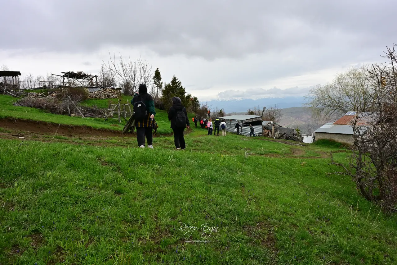 GÜDAK’tan Şiran çıkarması: Göller, çiçekler ve yağmur altında yürüyüş 44