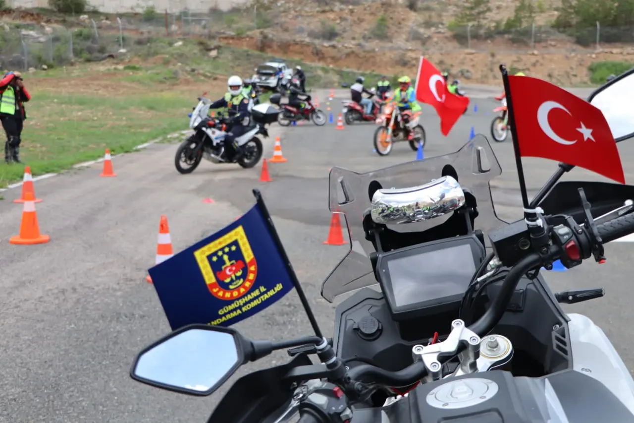 Gümüşhane İl Jandarma Komutanlığı’ndan Motosiklet Sürücülerine Hayat Kurtaran Eğitim 9
