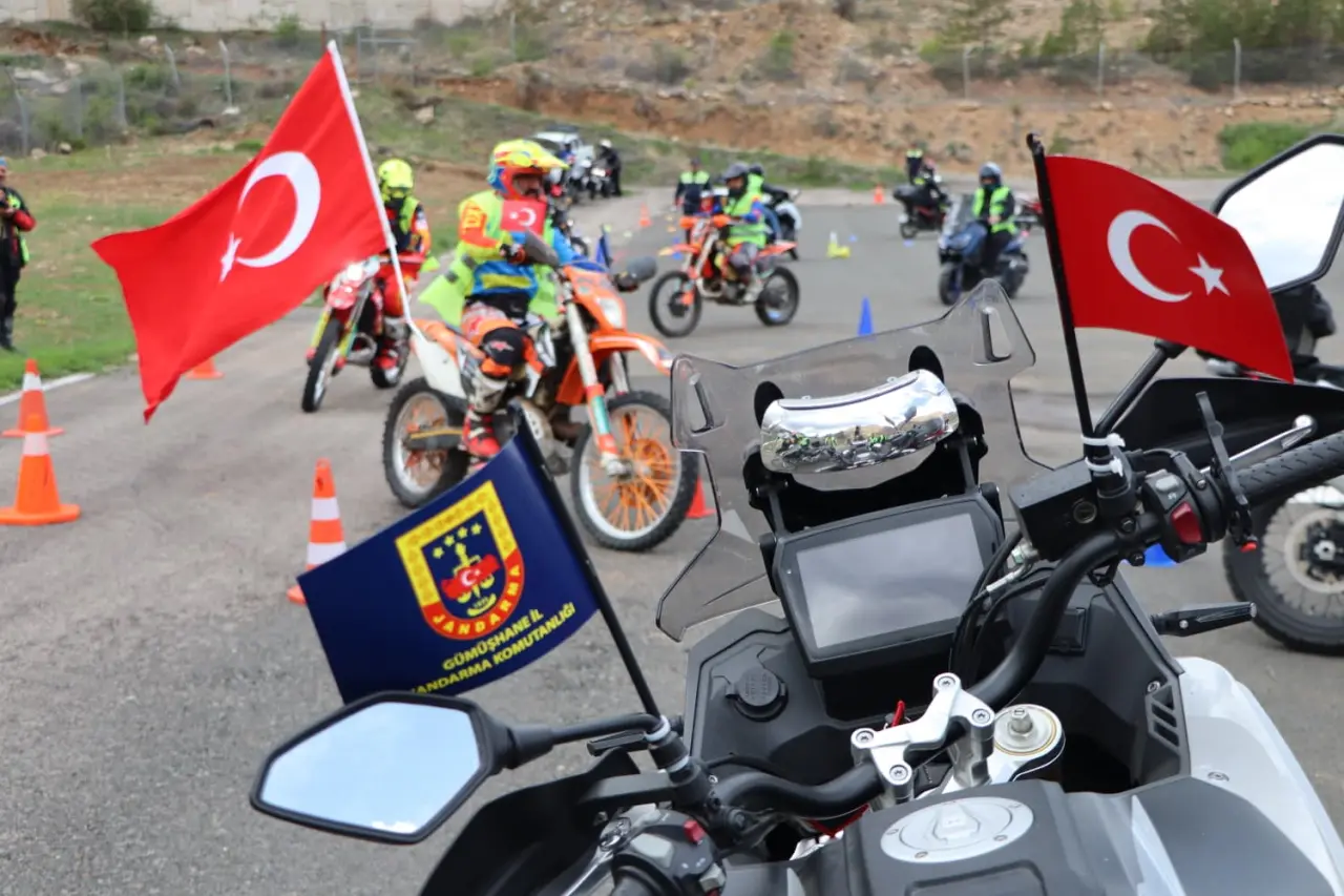 Gümüşhane İl Jandarma Komutanlığı’ndan Motosiklet Sürücülerine Hayat Kurtaran Eğitim 4