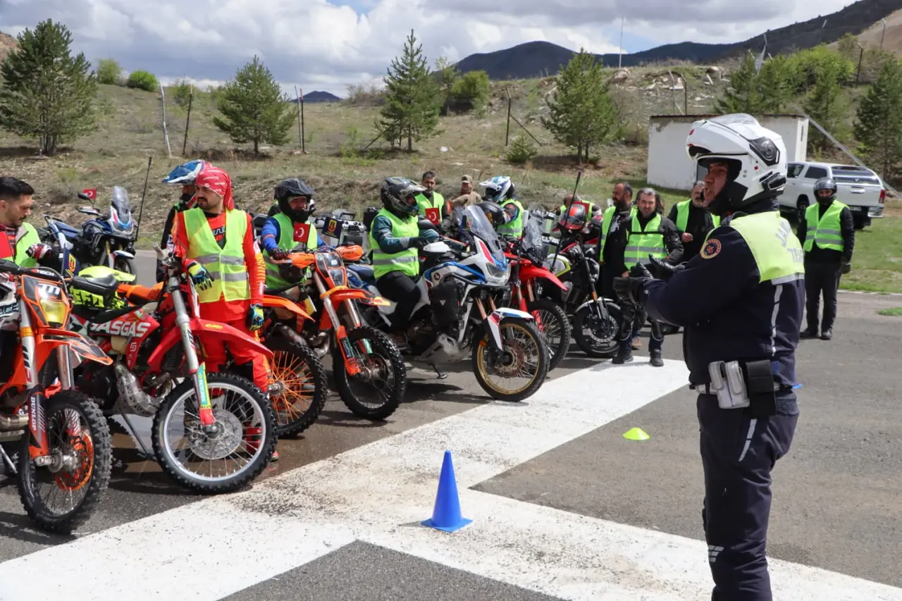 Gümüşhane İl Jandarma Komutanlığı’ndan Motosiklet Sürücülerine Hayat Kurtaran Eğitim 14