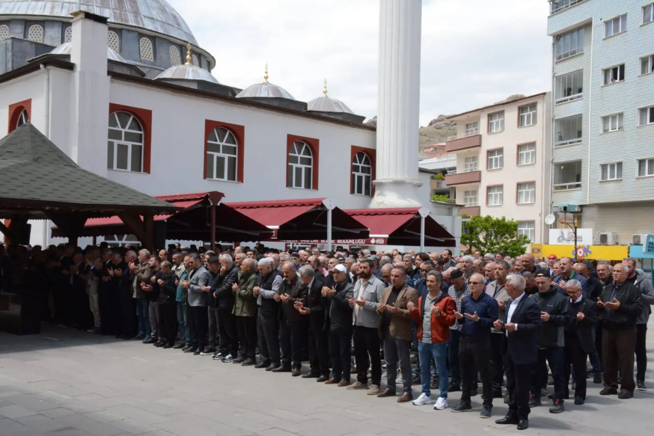 Gümüşhane Okay abisini son yolculuğuna uğurladı 2
