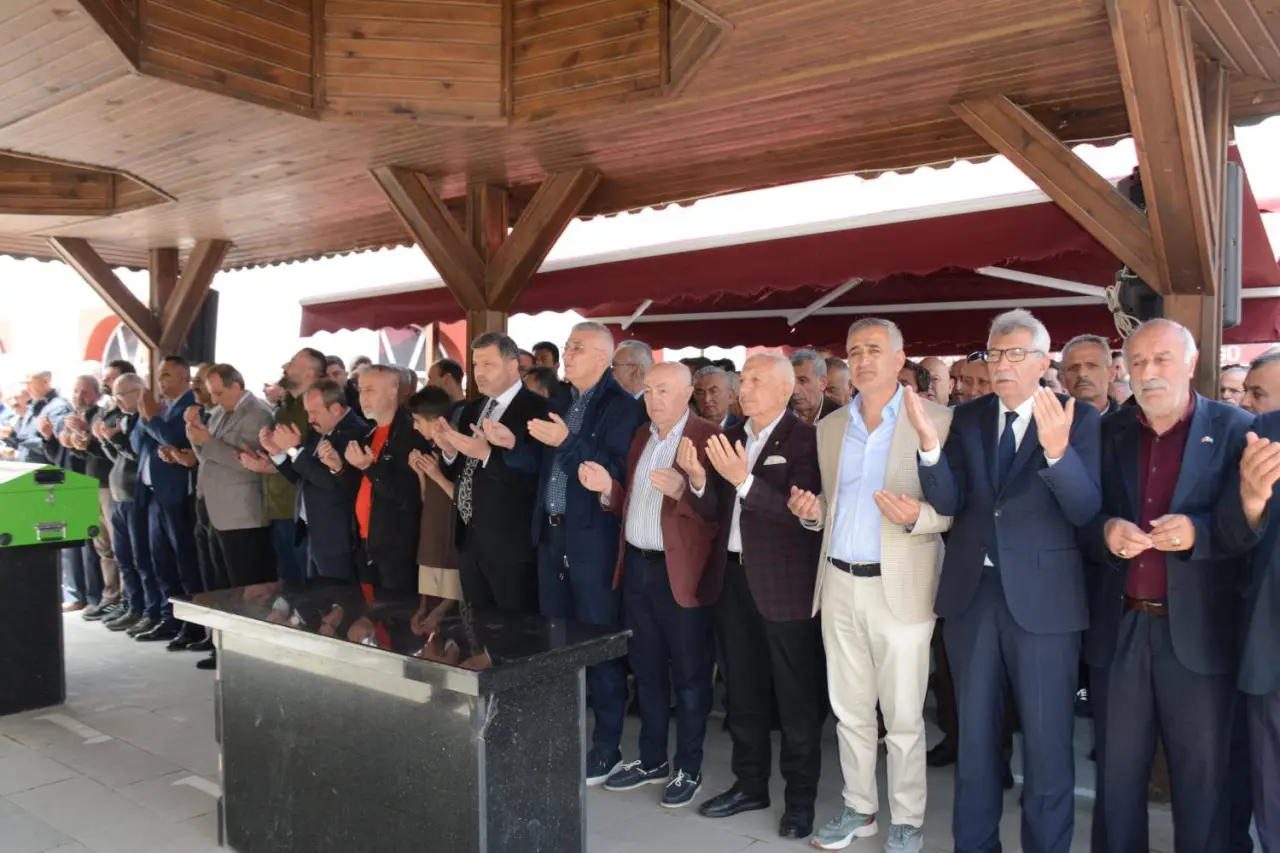 Gümüşhane Okay abisini son yolculuğuna uğurladı 1