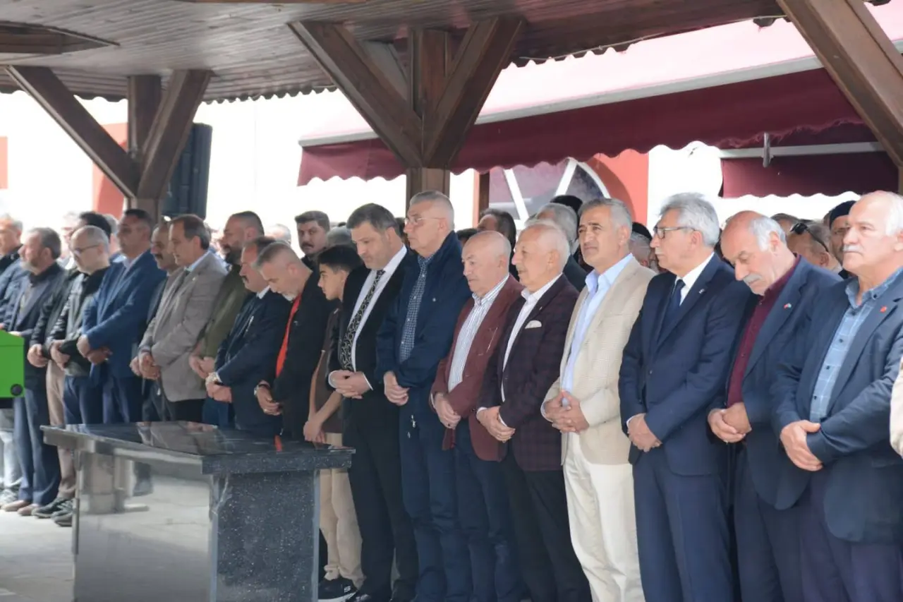 Gümüşhane Okay abisini son yolculuğuna uğurladı 3