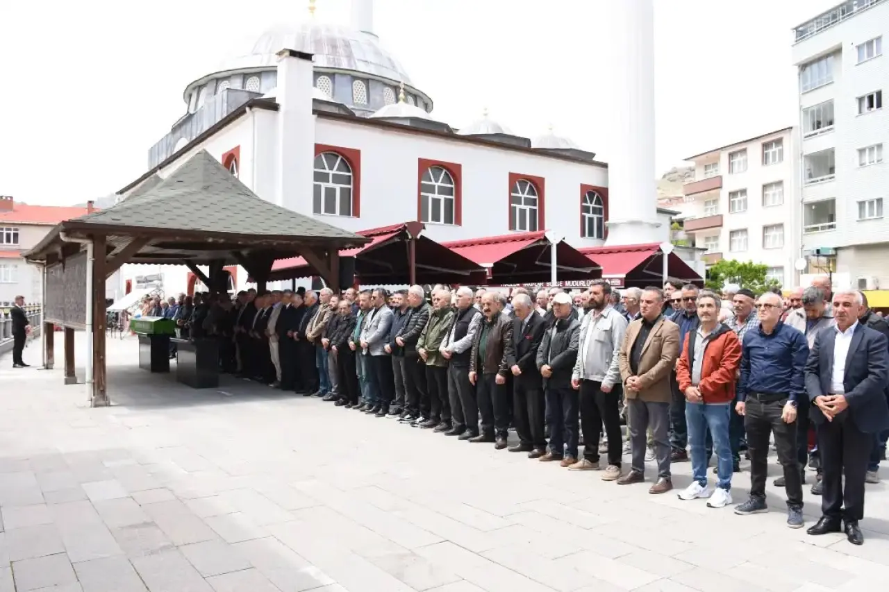 Gümüşhane Okay abisini son yolculuğuna uğurladı 5