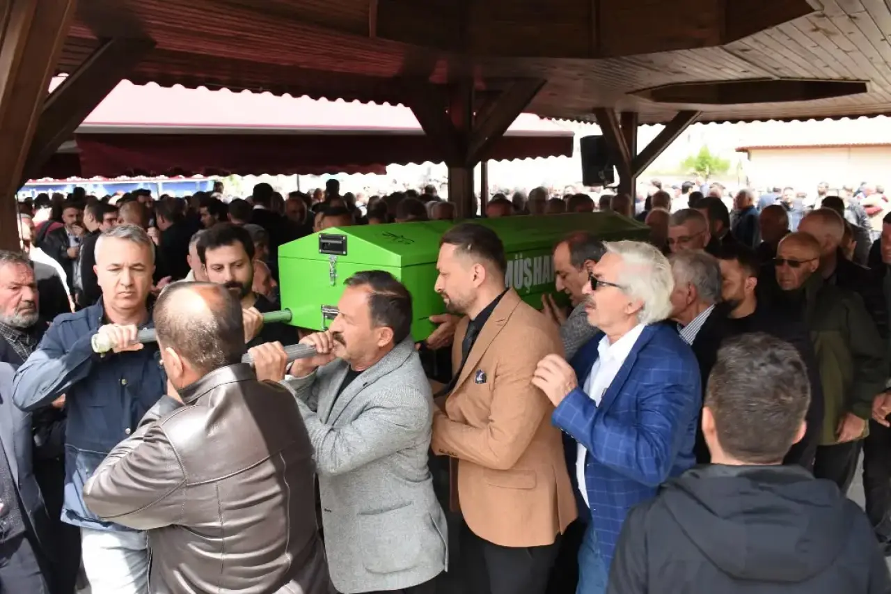 Gümüşhane Okay abisini son yolculuğuna uğurladı 4