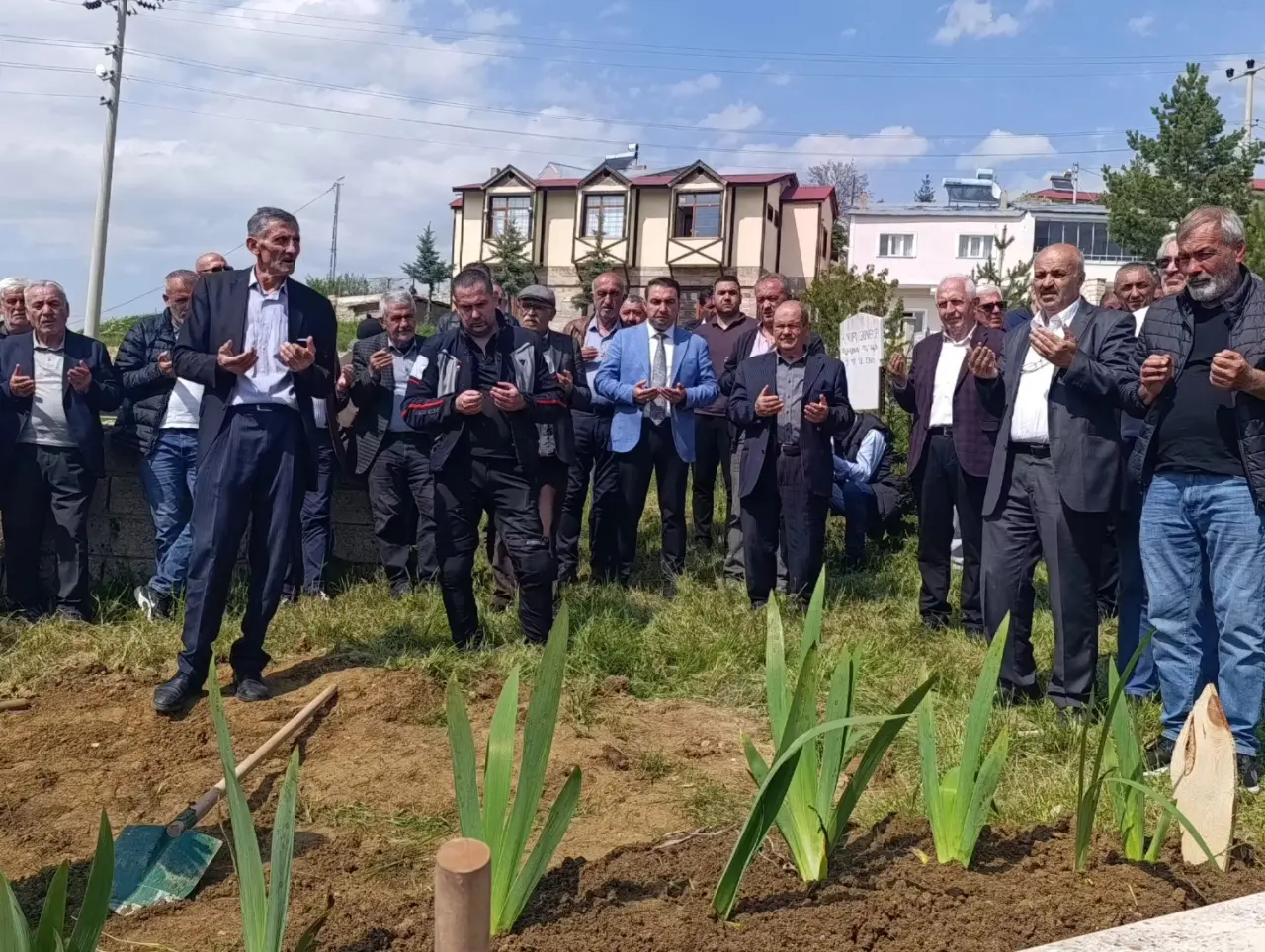 Gümüşhane Okay abisini son yolculuğuna uğurladı 6