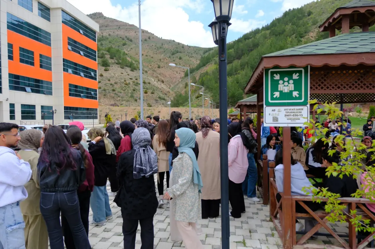 Gümüşhane Üniversitesinde Geniş Katılımlı Acil Durum Tahliye Tatbikatı Gerçekleştirildi 1