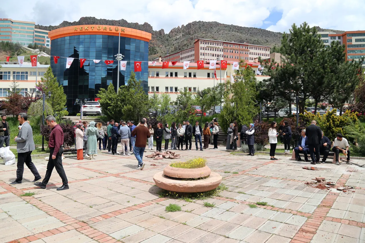 Gümüşhane Üniversitesinde Geniş Katılımlı Acil Durum Tahliye Tatbikatı Gerçekleştirildi 9