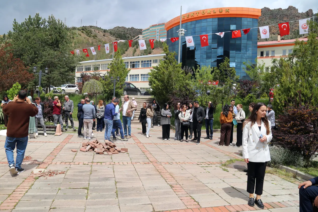 Gümüşhane Üniversitesinde Geniş Katılımlı Acil Durum Tahliye Tatbikatı Gerçekleştirildi 8