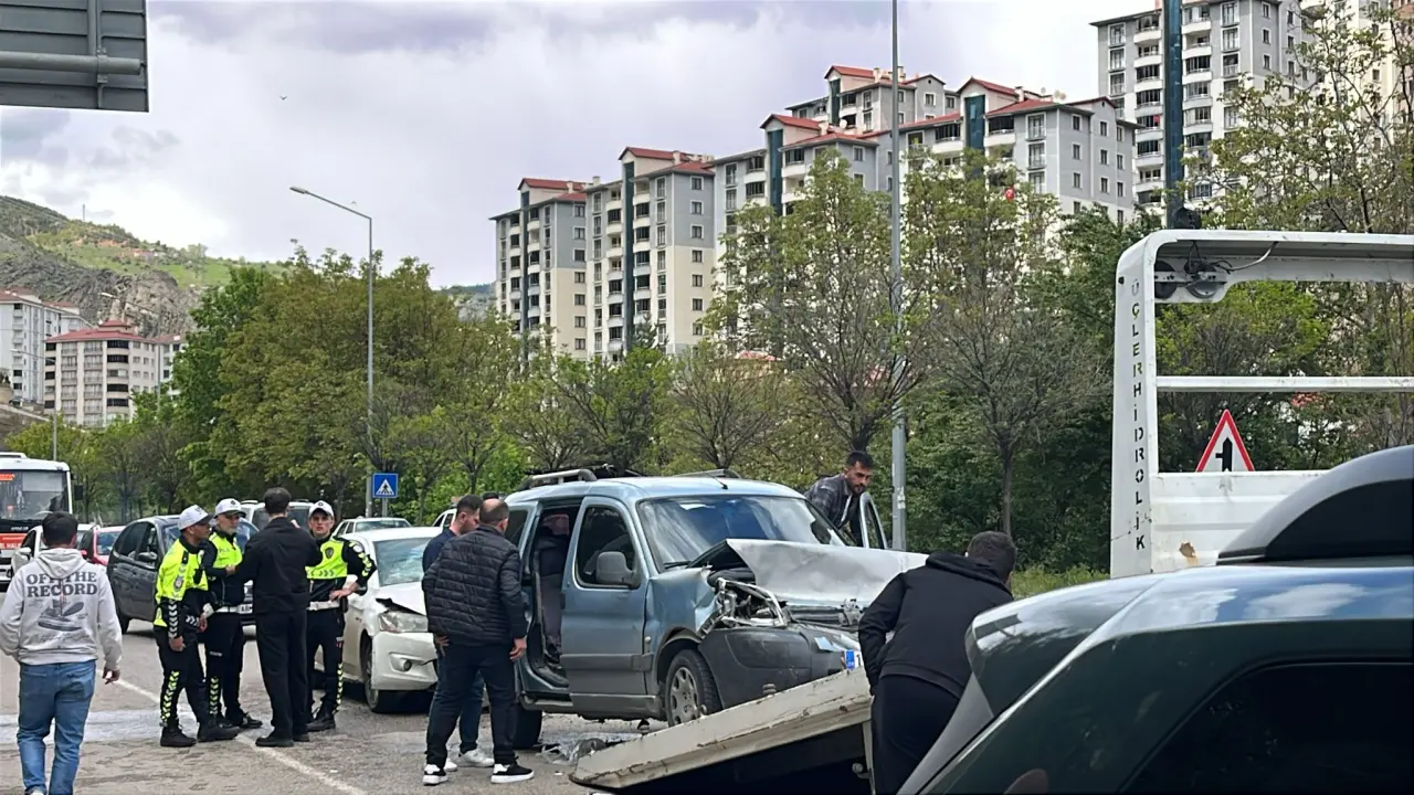 Gümüşhane'de 4 Aracın Karıştığı Zincirleme Trafik Kazasında 4 Kişi Yaralandı 4