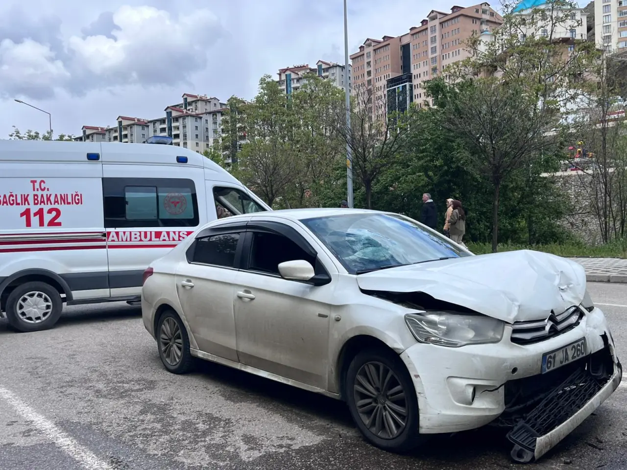 Gümüşhane'de 4 Aracın Karıştığı Zincirleme Trafik Kazasında 4 Kişi Yaralandı 3