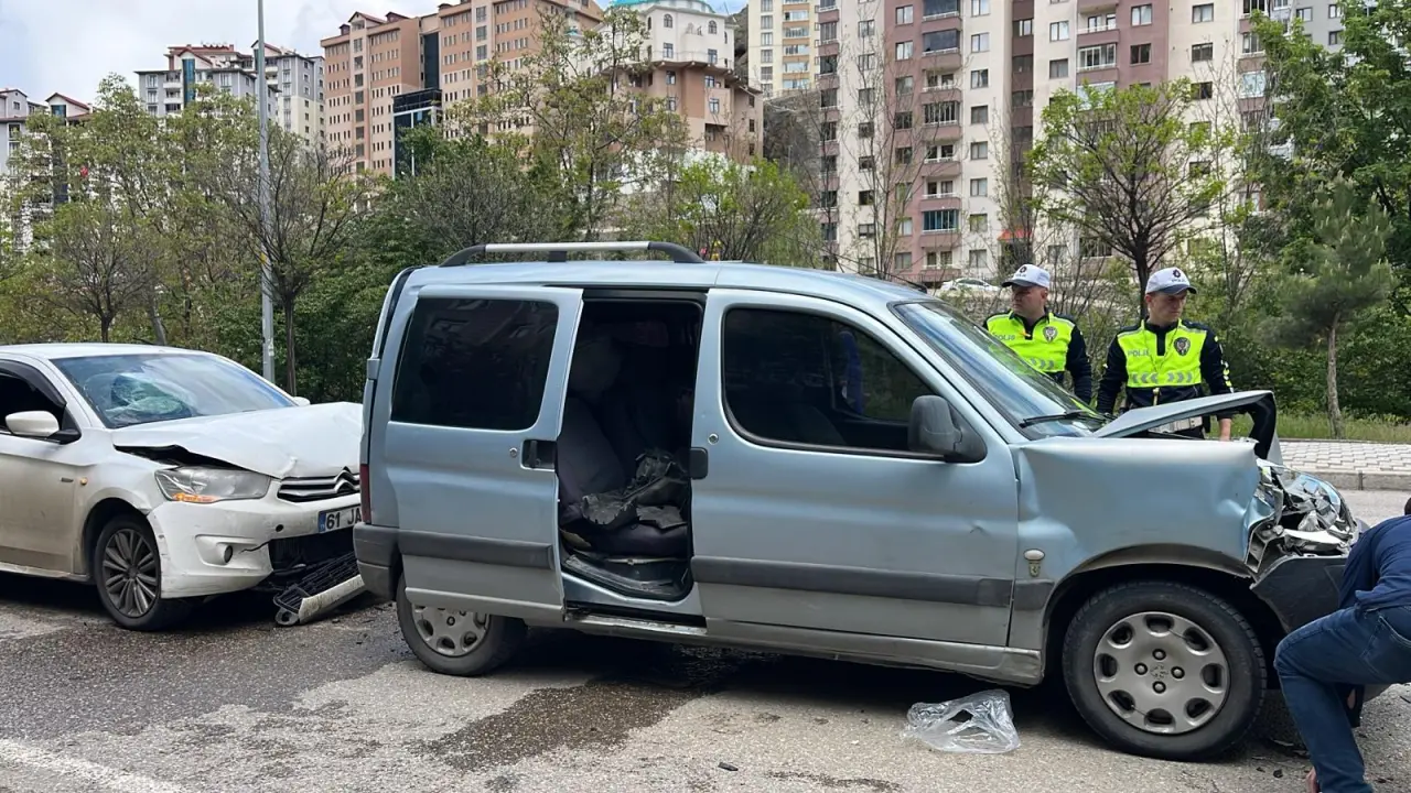Gümüşhane'de 4 Aracın Karıştığı Zincirleme Trafik Kazasında 4 Kişi Yaralandı 5
