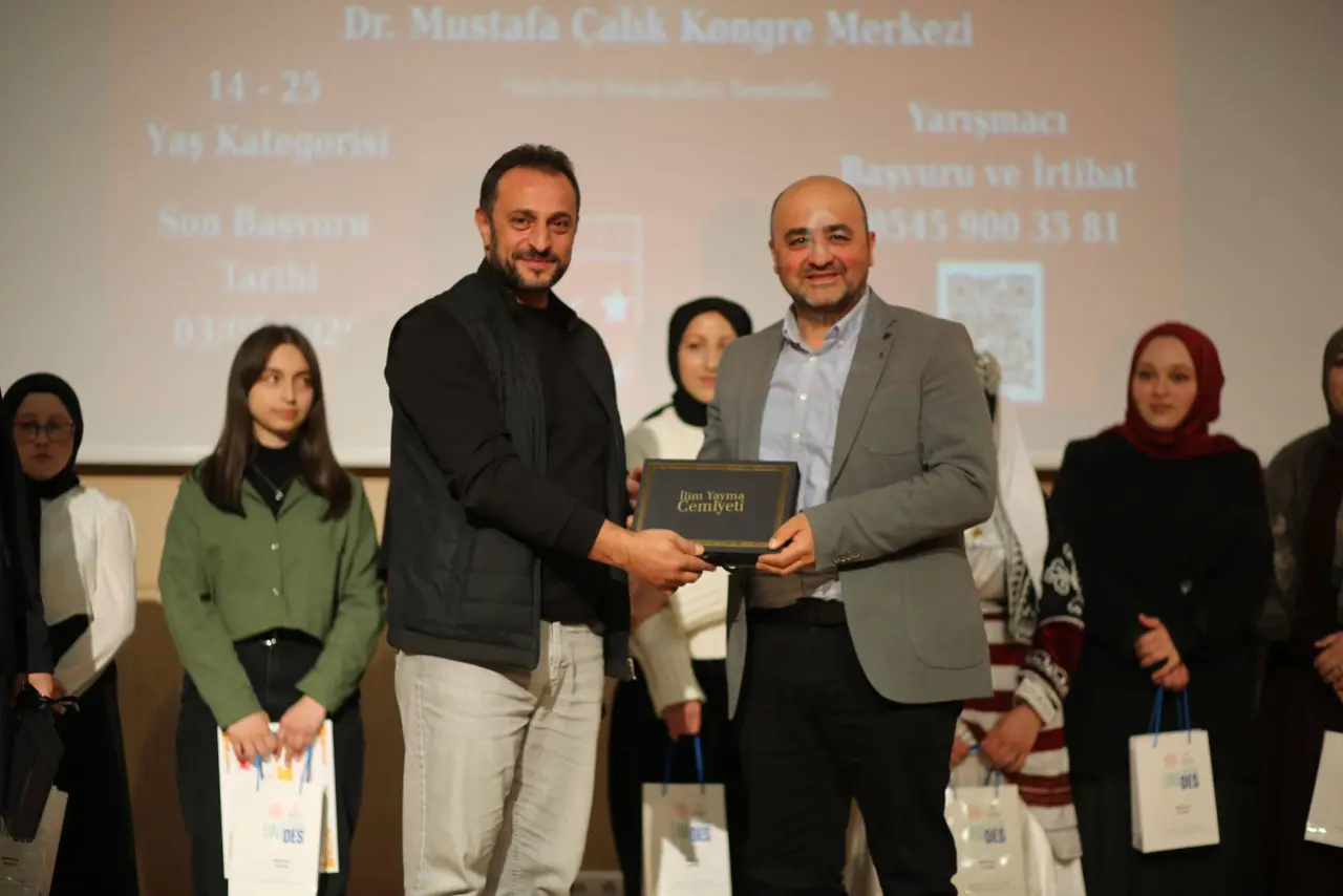 Gümüşhane’de "Bizim Sokağın Şiirleri" Yarışması: Genç Yetenekler Sahne Aldı 3