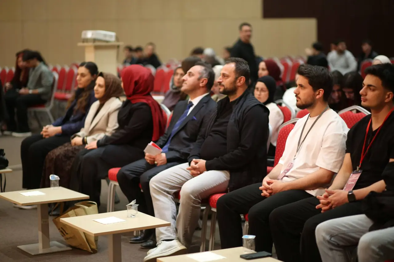 Gümüşhane’de "Bizim Sokağın Şiirleri" Yarışması: Genç Yetenekler Sahne Aldı 11