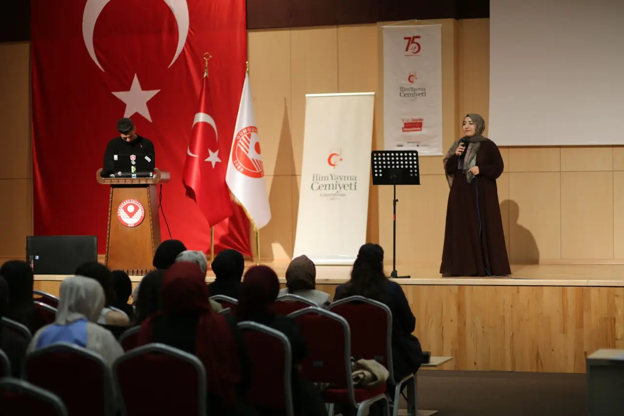 Gümüşhane’de "Bizim Sokağın Şiirleri" Yarışması: Genç Yetenekler Sahne Aldı 7