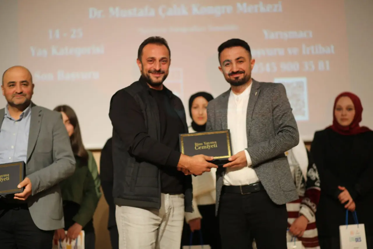 Gümüşhane’de "Bizim Sokağın Şiirleri" Yarışması: Genç Yetenekler Sahne Aldı 10