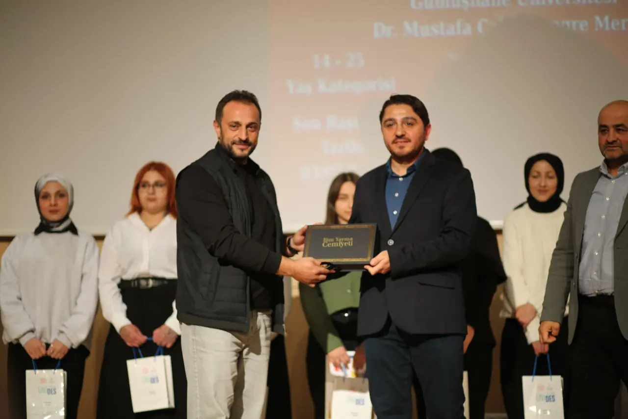Gümüşhane’de "Bizim Sokağın Şiirleri" Yarışması: Genç Yetenekler Sahne Aldı 2