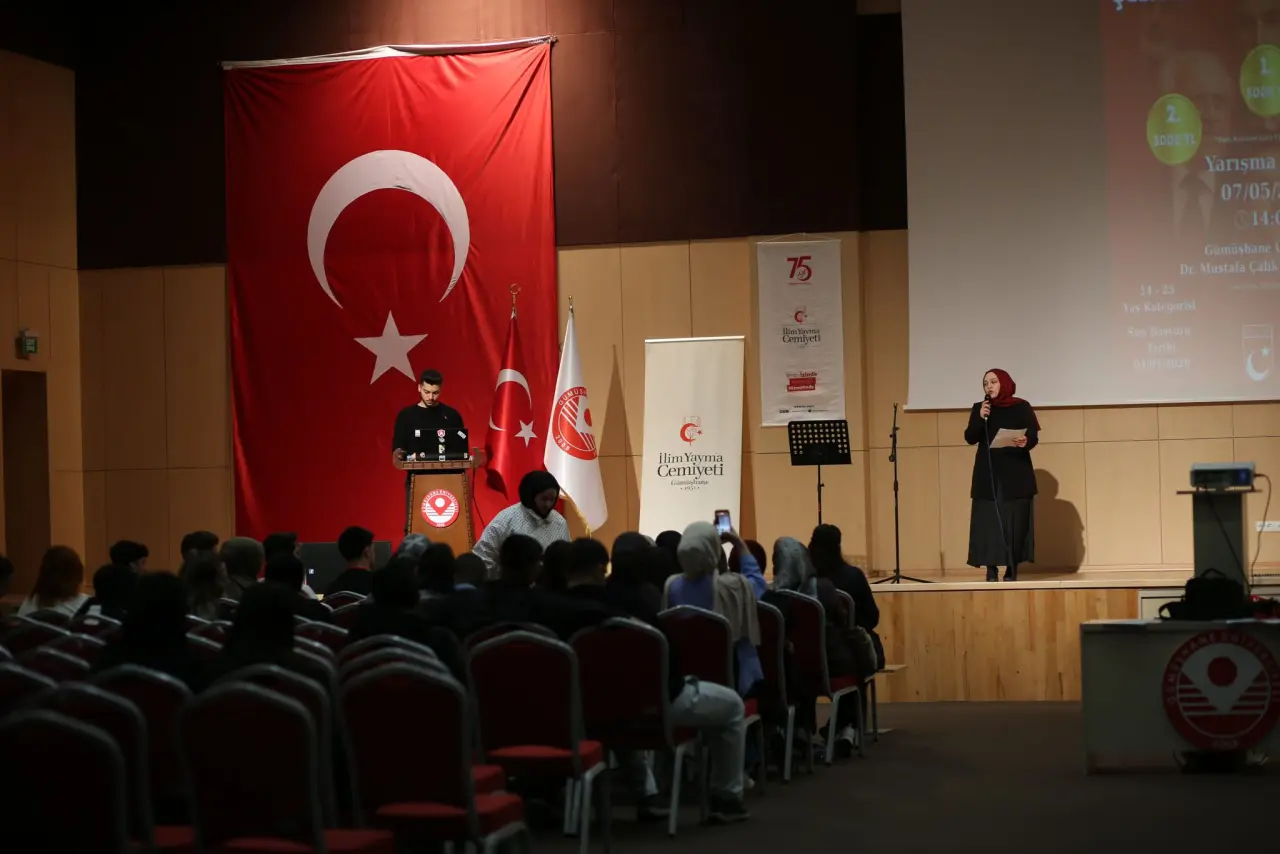 Gümüşhane’de "Bizim Sokağın Şiirleri" Yarışması: Genç Yetenekler Sahne Aldı 8