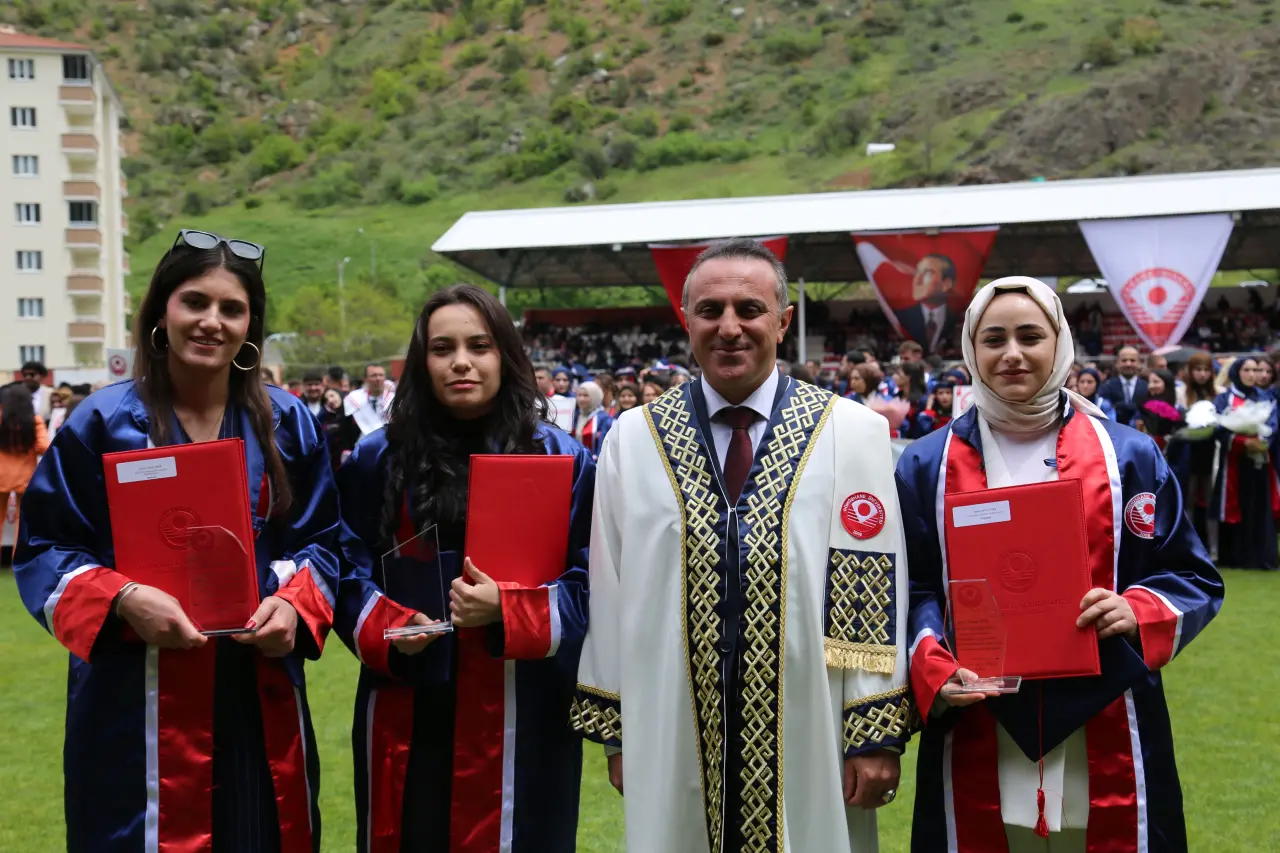 Gümüşhane'de Mezuniyet Coşkusu: Stadyum Tıklım Tıklım Doldu 87