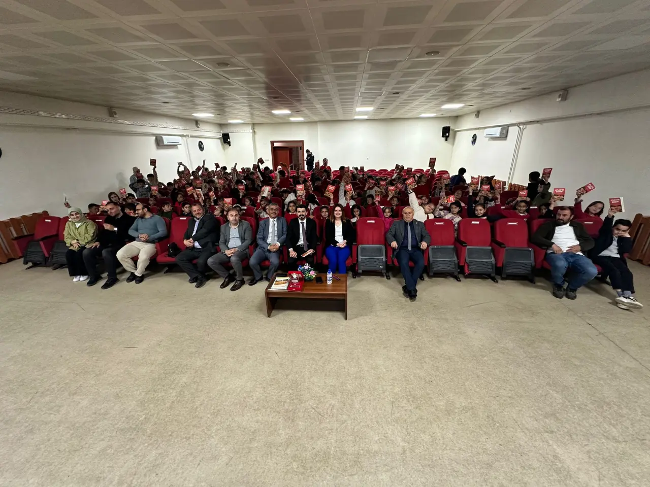 Köse'de Kitabı Okuyan Ödülü Kaptı: Liselilerin Yoğun İlgi Gösterdiği Yazar Yeni Müjdeyi Verdi! 5