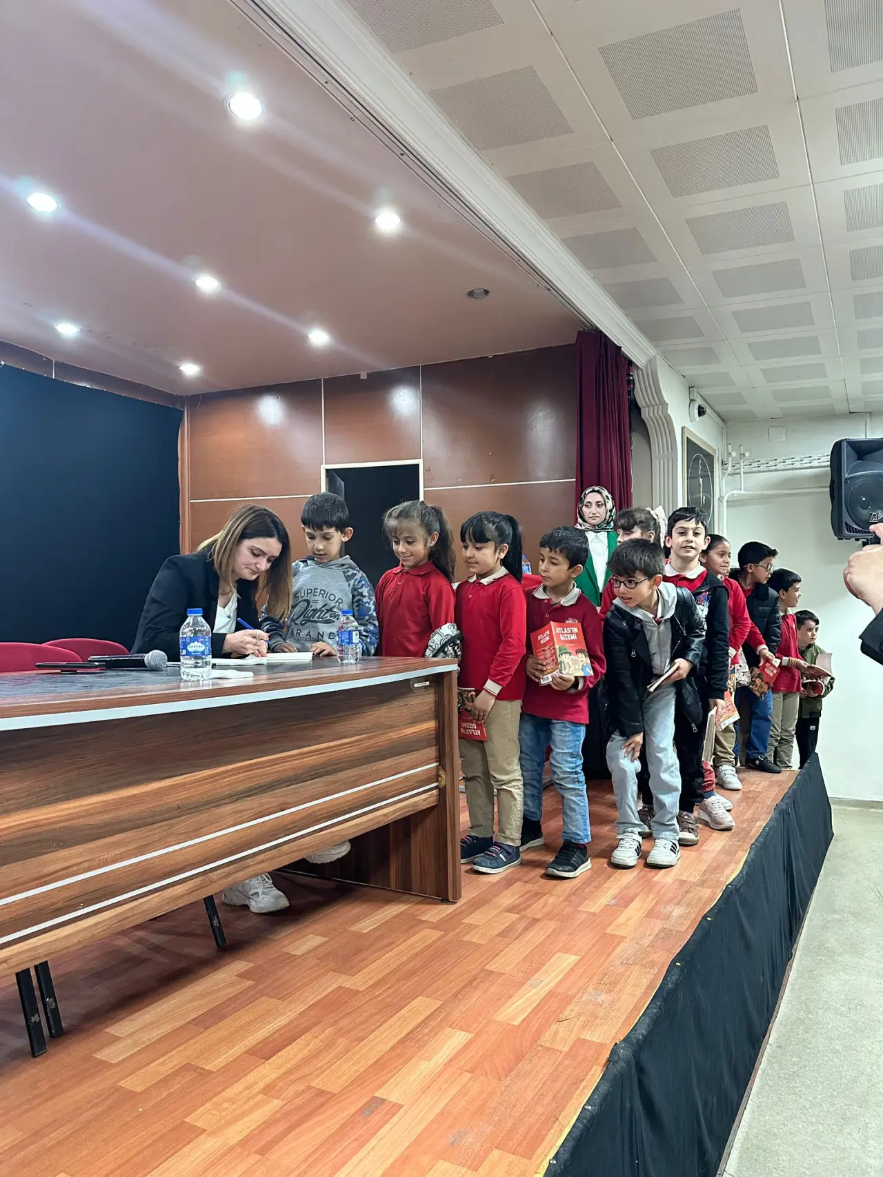 Köse'de Kitabı Okuyan Ödülü Kaptı: Liselilerin Yoğun İlgi Gösterdiği Yazar Yeni Müjdeyi Verdi! 6