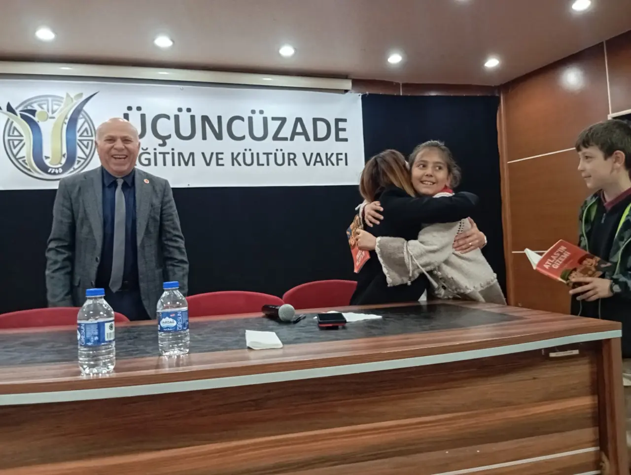 Köse'de Kitabı Okuyan Ödülü Kaptı: Liselilerin Yoğun İlgi Gösterdiği Yazar Yeni Müjdeyi Verdi! 13