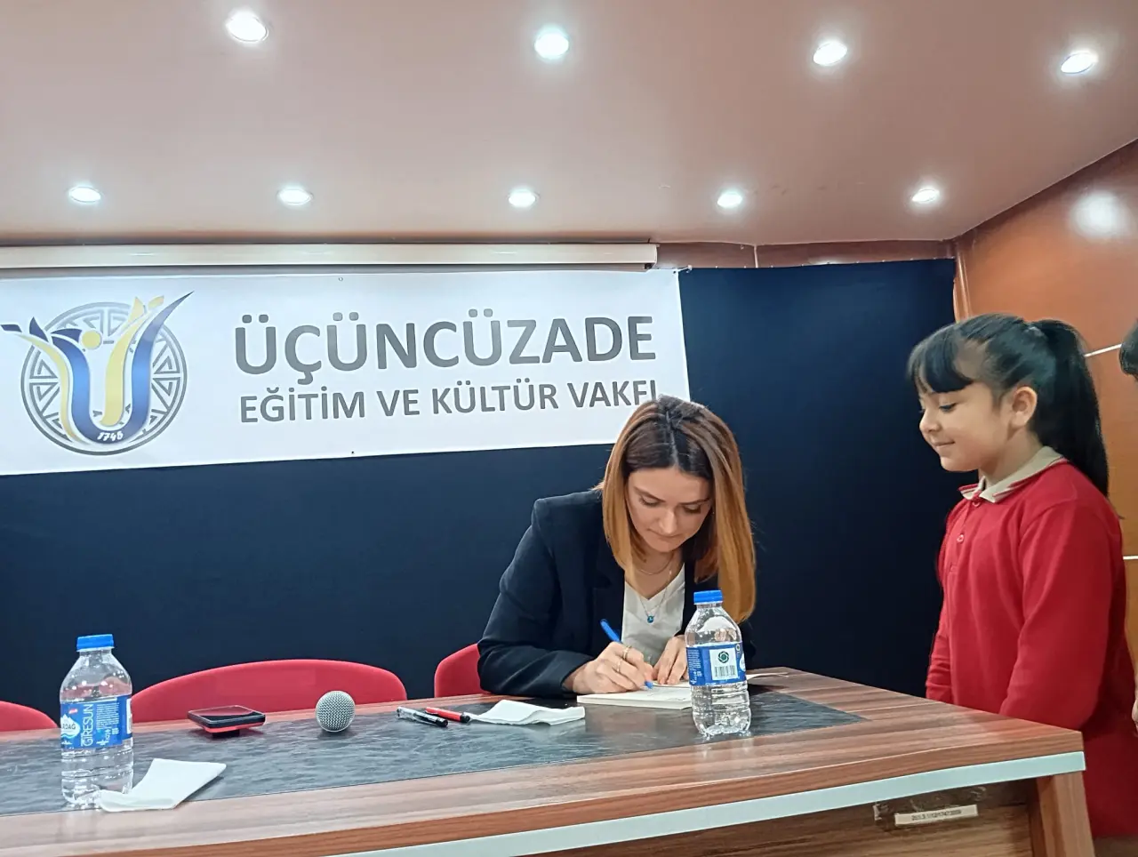 Köse'de Kitabı Okuyan Ödülü Kaptı: Liselilerin Yoğun İlgi Gösterdiği Yazar Yeni Müjdeyi Verdi! 15