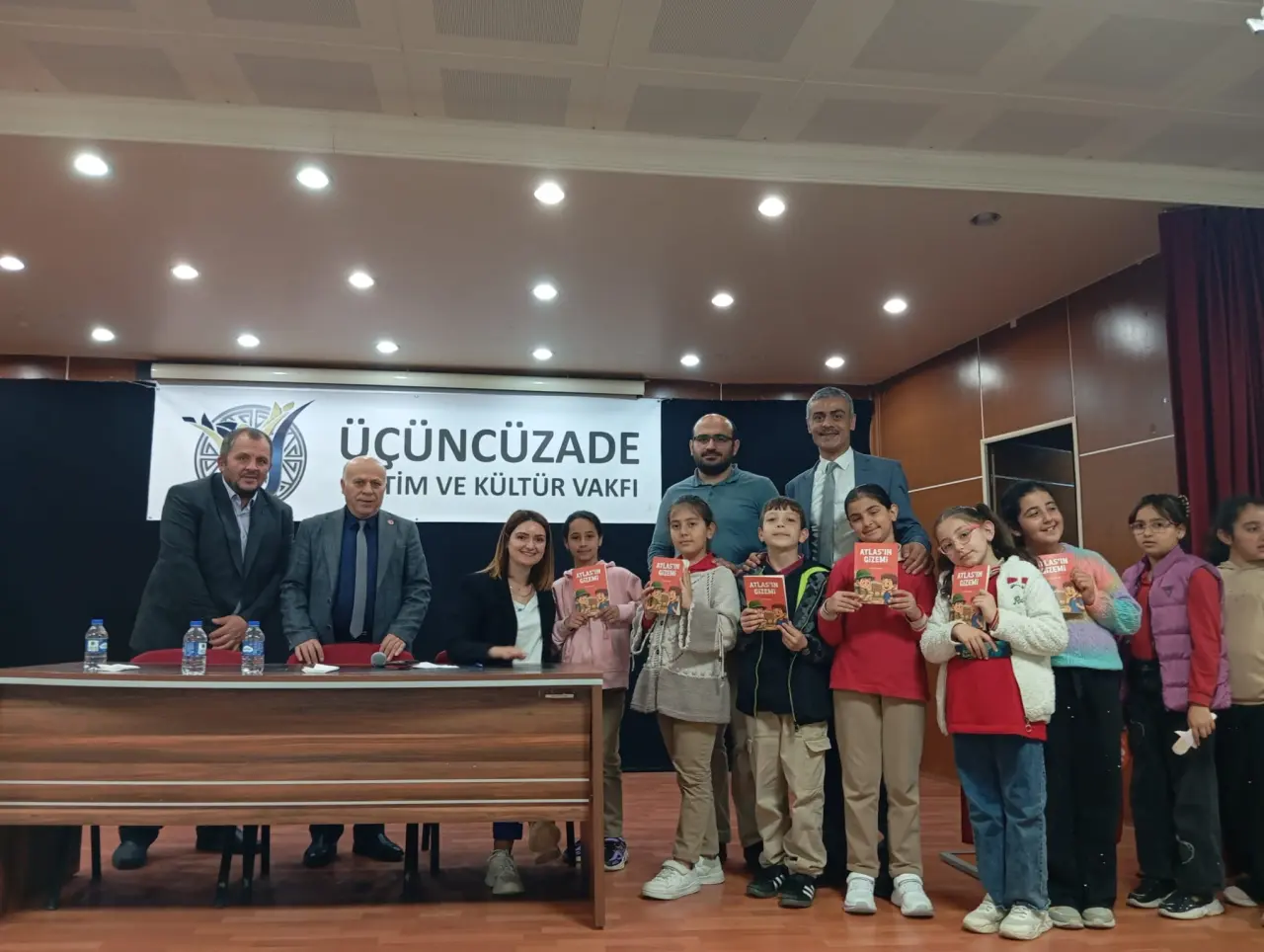 Köse'de Kitabı Okuyan Ödülü Kaptı: Liselilerin Yoğun İlgi Gösterdiği Yazar Yeni Müjdeyi Verdi! 12
