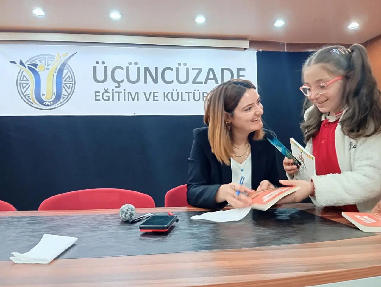 Köse'de Kitabı Okuyan Ödülü Kaptı: Liselilerin Yoğun İlgi Gösterdiği Yazar Yeni Müjdeyi Verdi! 11