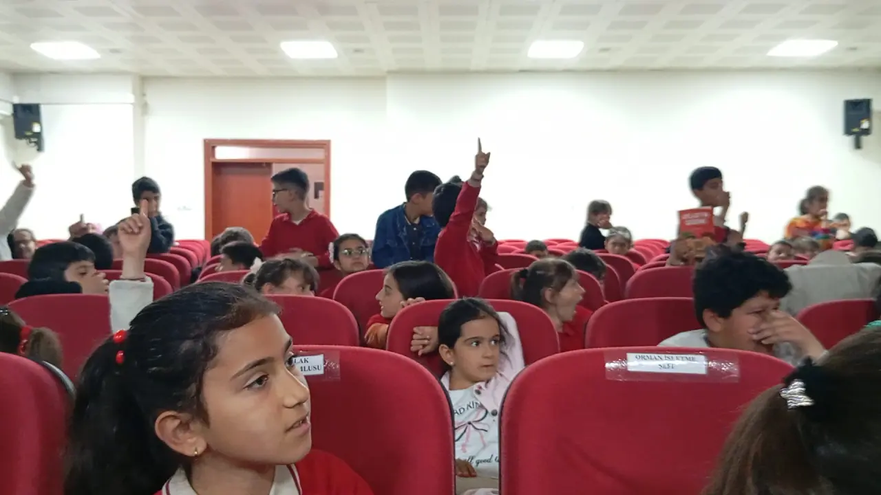 Köse'de Kitabı Okuyan Ödülü Kaptı: Liselilerin Yoğun İlgi Gösterdiği Yazar Yeni Müjdeyi Verdi! 21