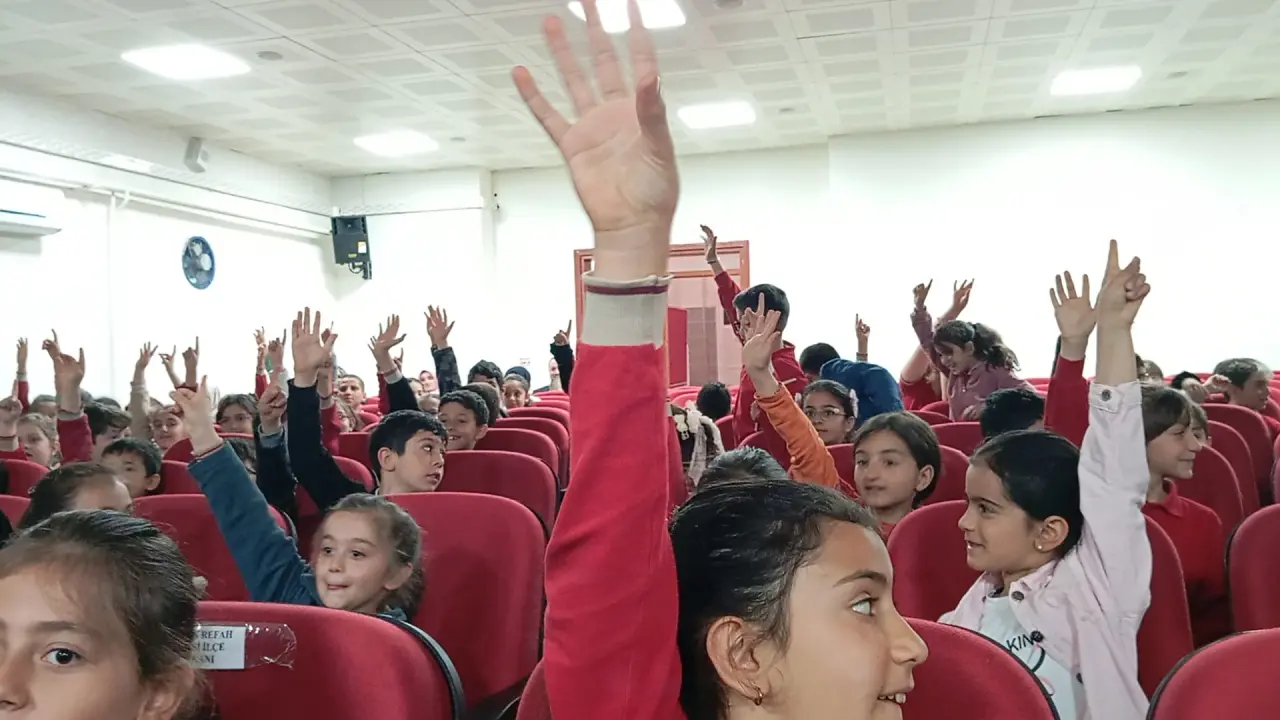 Köse'de Kitabı Okuyan Ödülü Kaptı: Liselilerin Yoğun İlgi Gösterdiği Yazar Yeni Müjdeyi Verdi! 29