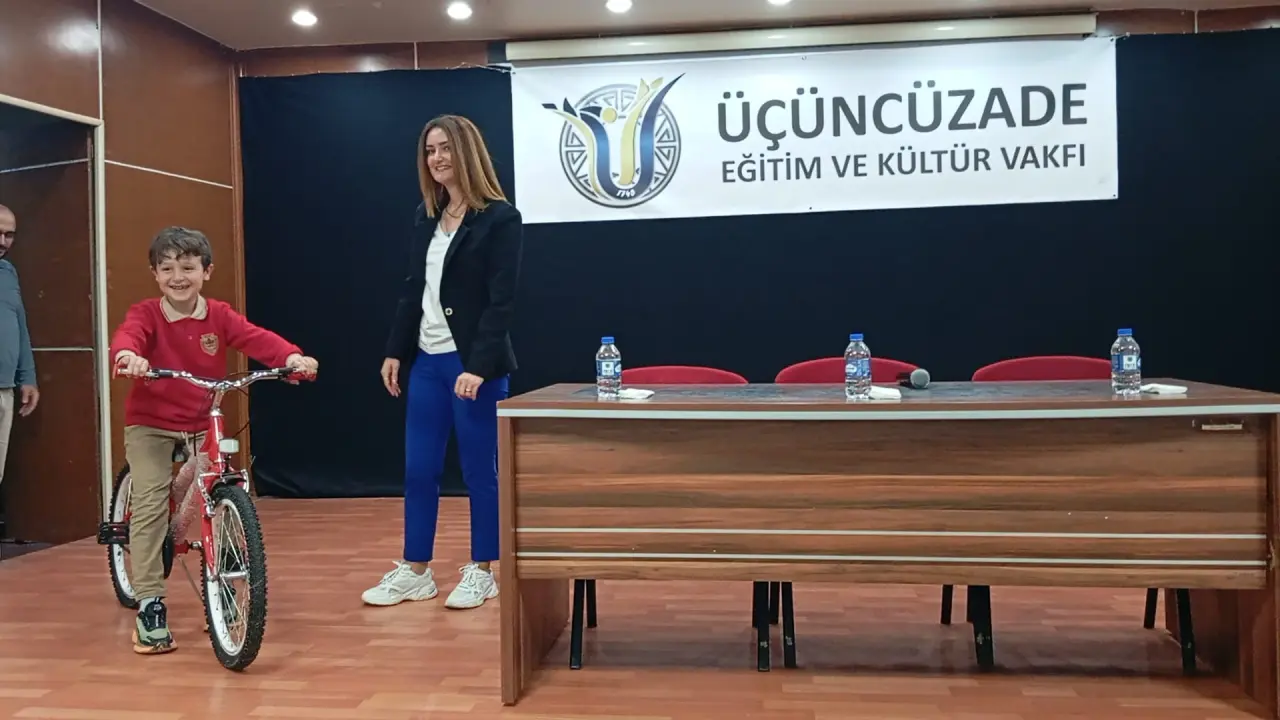 Köse'de Kitabı Okuyan Ödülü Kaptı: Liselilerin Yoğun İlgi Gösterdiği Yazar Yeni Müjdeyi Verdi! 22